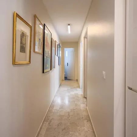 Stylish 2br With Garage And Ac Port Of Apartman